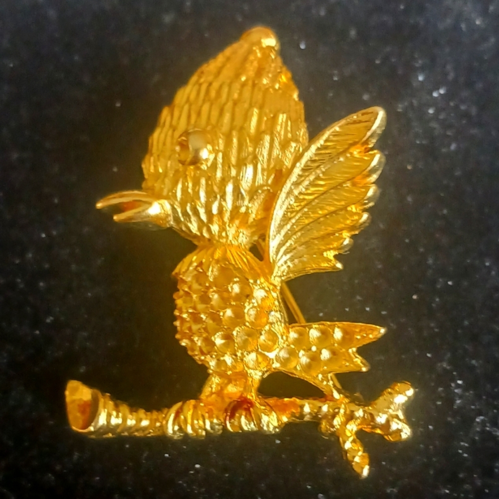 Gold tone baby bird brooch.